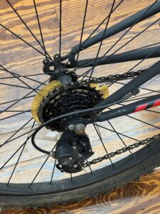 Close‑up of the Hyper Shocker 26 drivetrain, including the rear derailleur, cassette, and chain.